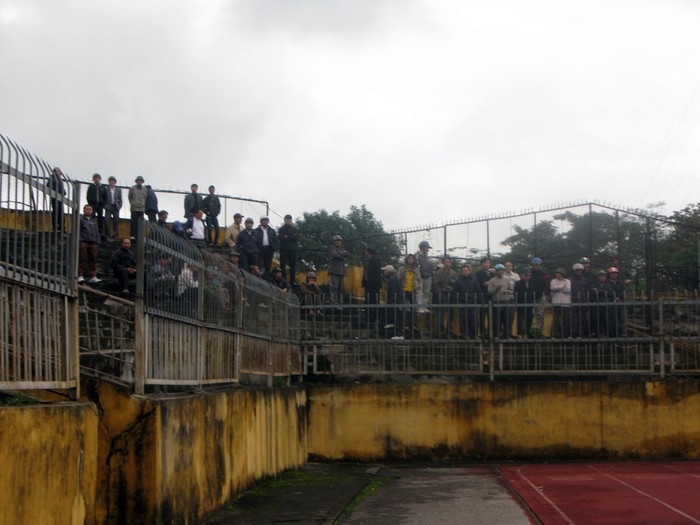 Dù trời có mưa phùn nhẹ nhưng đã có rất đông CĐV xứ Nghệ đến sân theo dõi buổi tập đầu tiên của Công Vinh trong màu áo đội bóng quê hương.